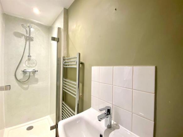BATHROOM 3.jpg