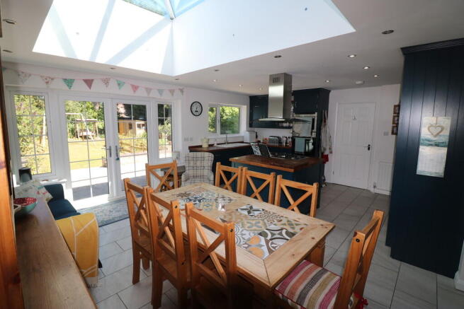 5 bed Semi-Detached to rent Image 4