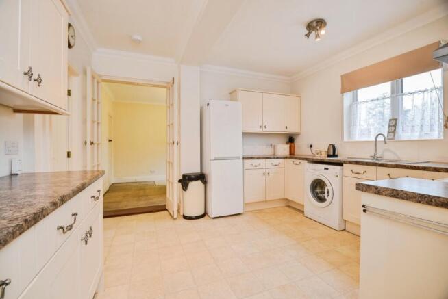 4 bed Bungalow for sale Image 7