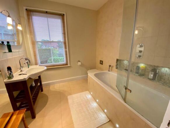 Bathroom 1.jpg