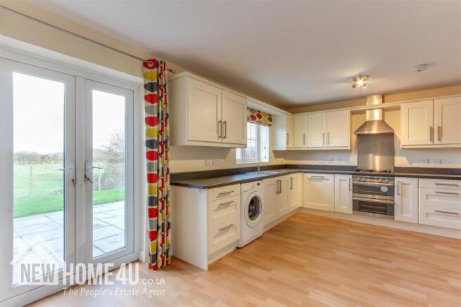 KITCHEN / BREAKFAST ROOM: