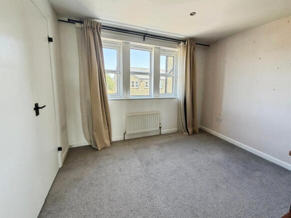 3 bed Apartment for sale Image 8
