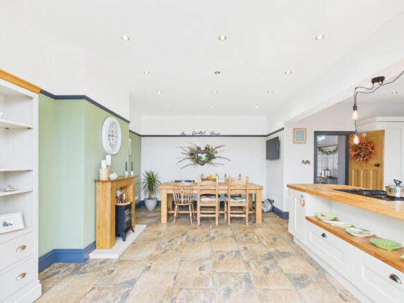4 bed Semi-Detached for sale Image 7