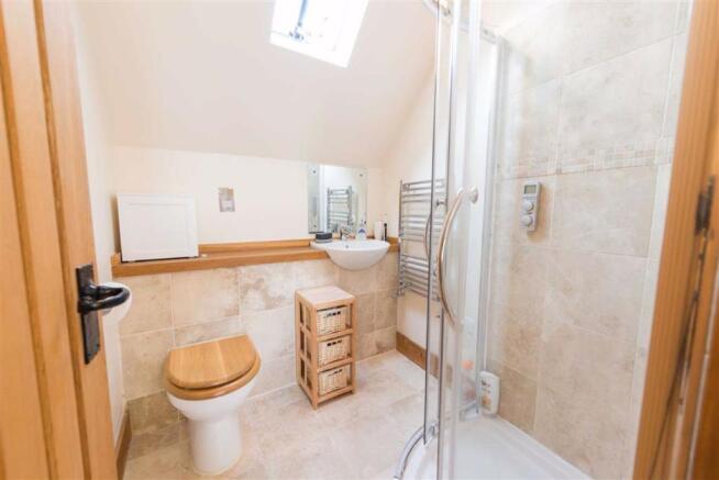 EN-SUITE SHOWER ROOM