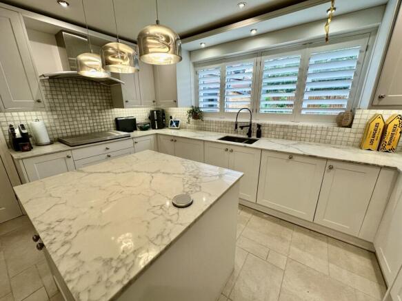 4 bed House to rent Image 9