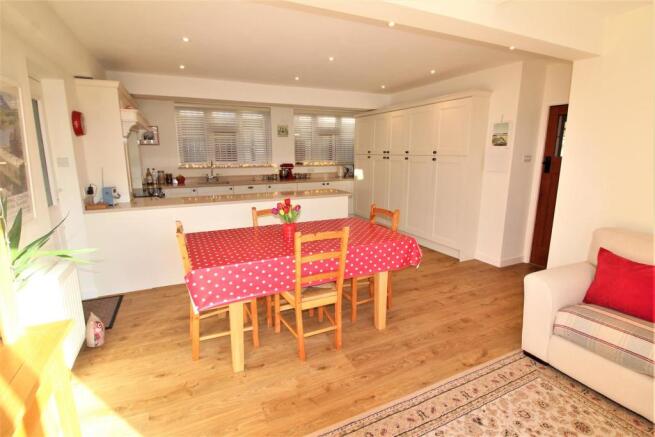 KITCHEN FAMILY ROOM