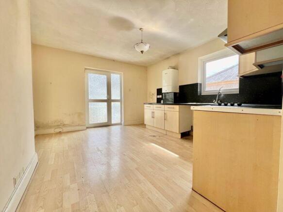 Grafton Road, Mutley, Plymouth. A first floor 2 bedroomed spacious flat that comes with parking to the rear. photo 4