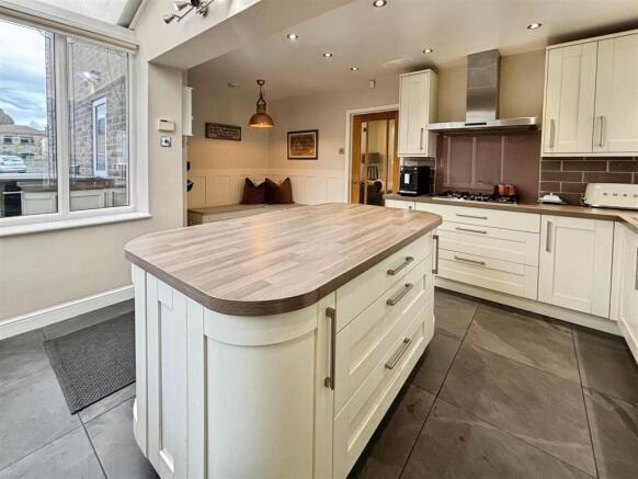 4 bed Detached for sale Image 6