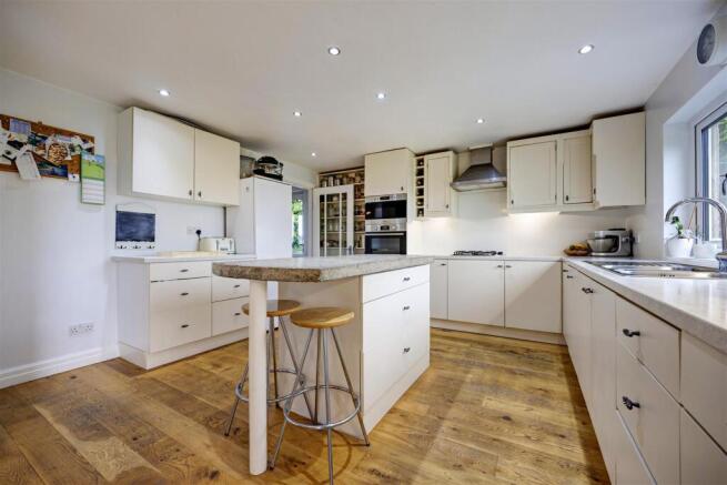 4 bed Detached for sale Image 8