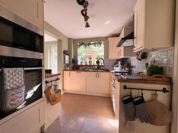 Larch Drive, DAVENTRY, Northamptonshire, NN11 photo 4