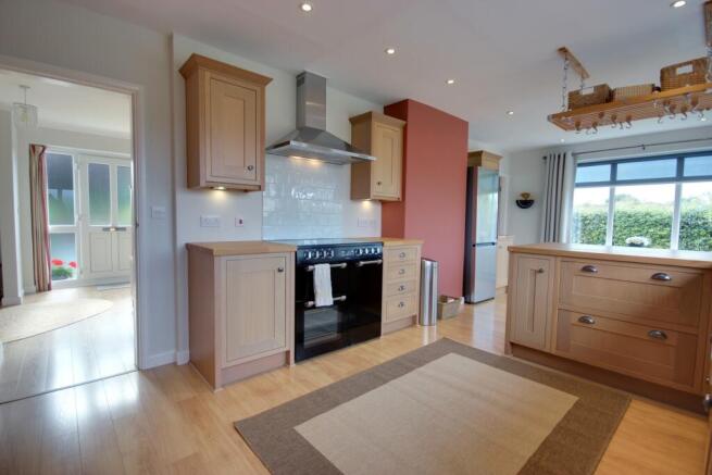 4 bed Detached for sale Image 5