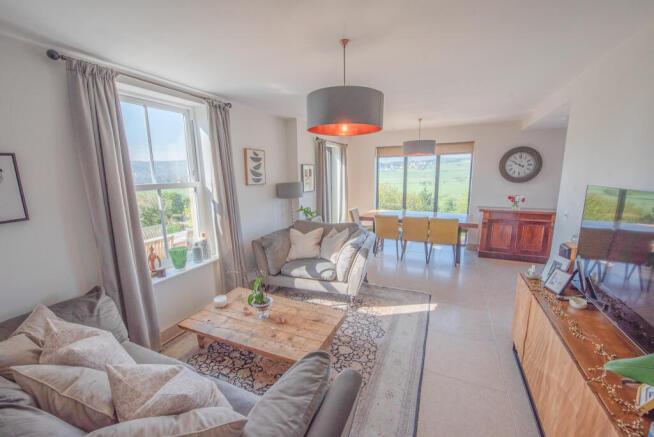 House in Crosshills, Farnhill - More