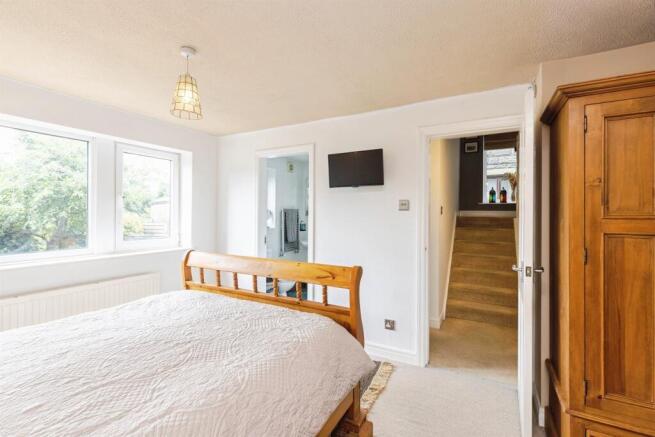4 bed Detached for sale Image 10