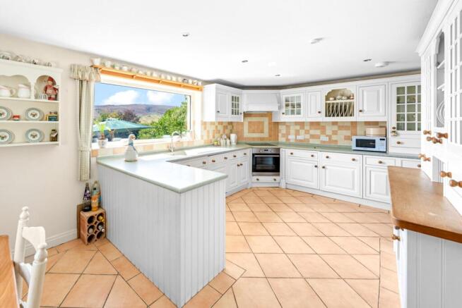 4 bed Detached for sale Image 4