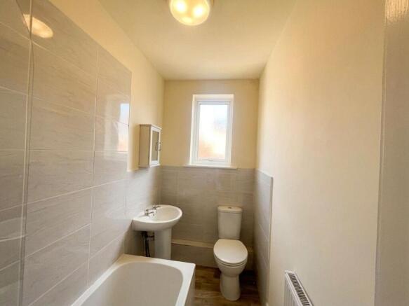 2 bed Terraced to rent Image 6