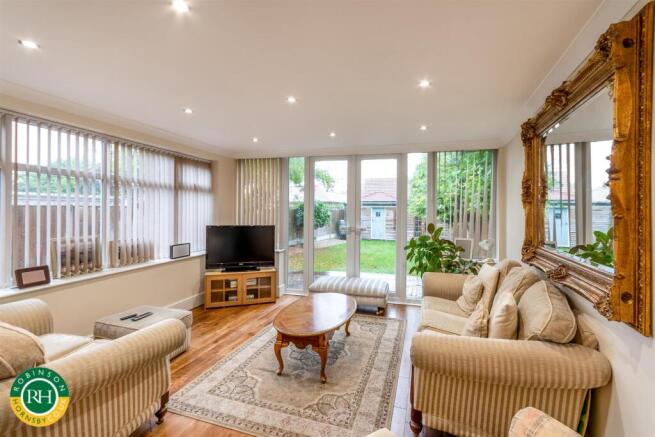 5 bed Semi-Detached for sale Image 5