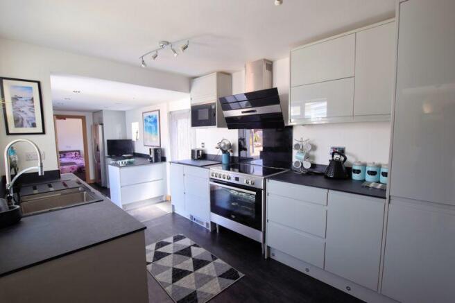 Kitchen / Dini...