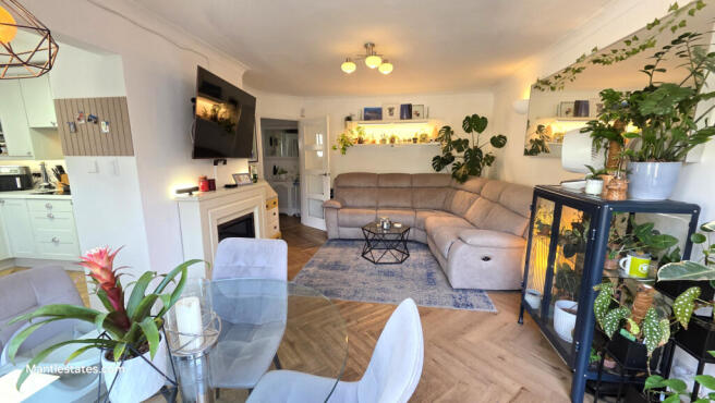 LOUNGE AREA