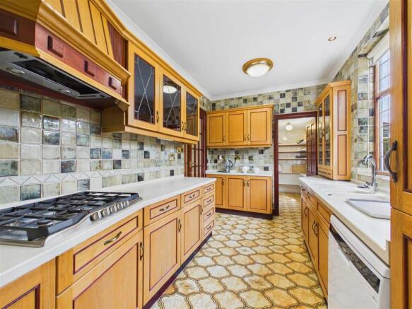 4 bed Detached for sale Image 12