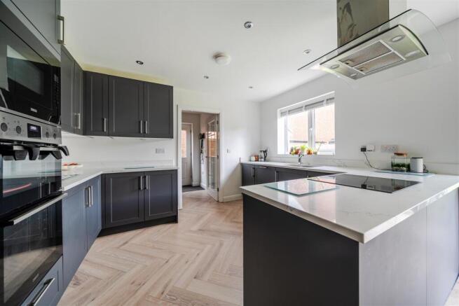 4 bed Detached for sale Image 7
