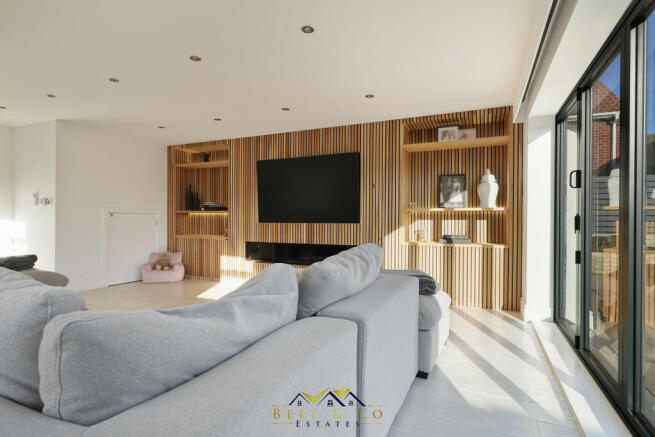 5 bed Detached for sale Image 4