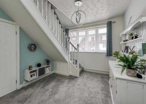 Chapel Close, Wombourne, Wolverhampton photo 4