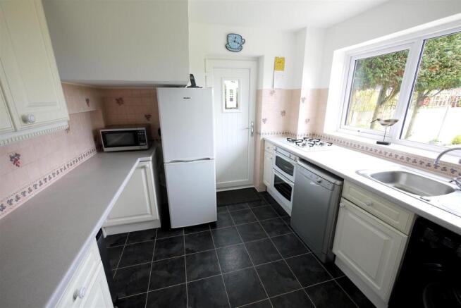 Kitchen/Breakfast Room:-
