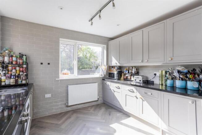 5 bed Detached for sale Image 7