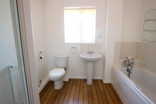 FAMILY BATHROOM/SHOW