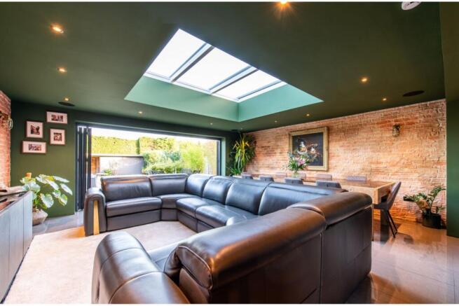 Lounge/Dining Room