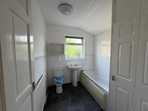 25 Sterland Street, Chesterfield, Derbyshire, S40 1BN - More