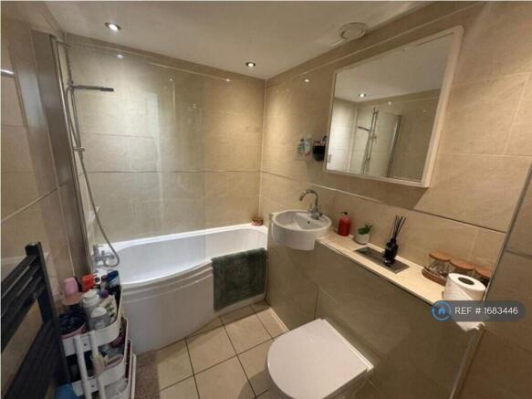 2 bed Flat to rent Image 12