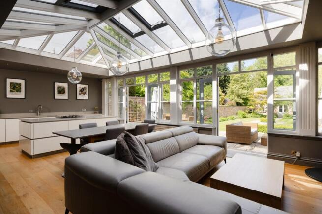 5 bed House for sale Image 7