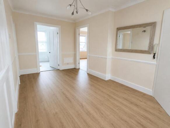 2 bed Apartment to rent Image 11