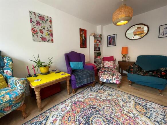 Lounge 1.jpg