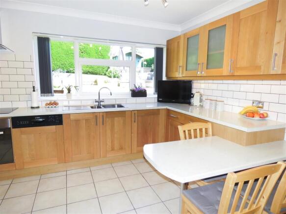 KITCHEN / BREAKFAST