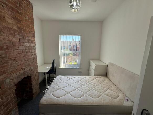 4 bed House to rent Image 10