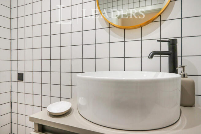 3 bed Flat to rent Image 11
