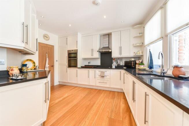 Kitchen 2.jpg