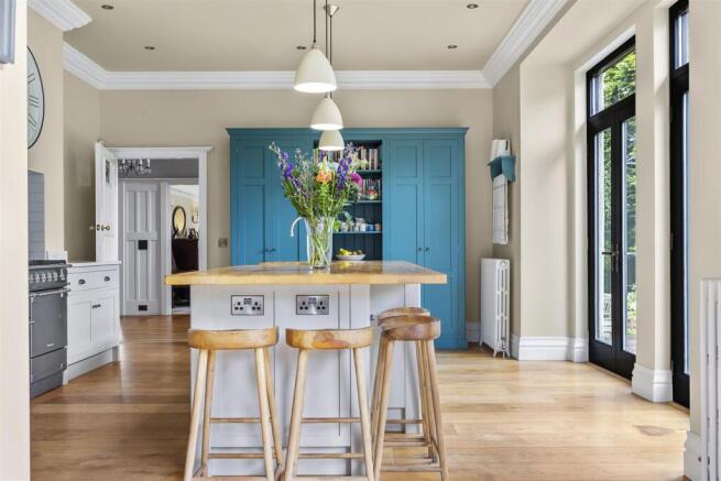 7 bed Detached for sale Image 9