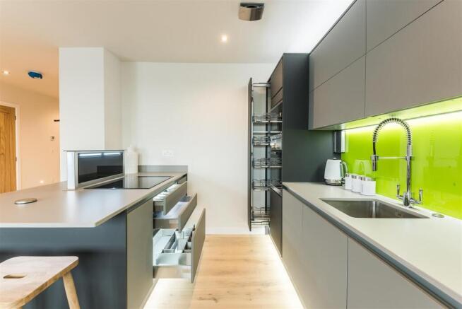 8236576-interior11-max.jpg
