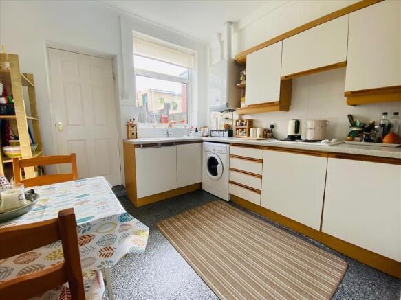 KITCHEN/BREAKFAST AREA
