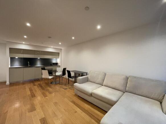 2 bed Apartment to rent Image 6