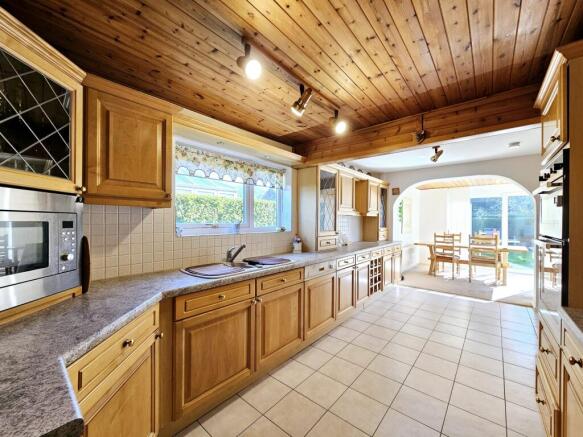 4 bed Detached for sale Image 7