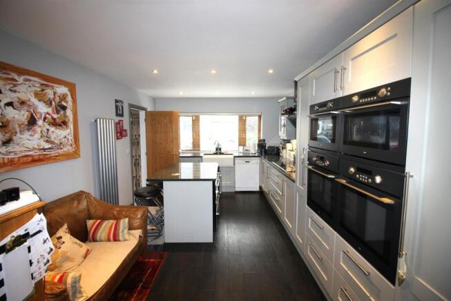 5 bed Detached to rent Image 4