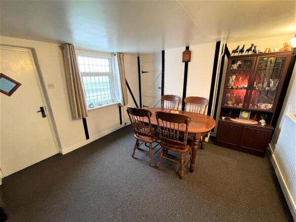 DINING ROOM :