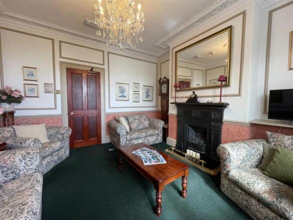 7 bed House for sale Image 4
