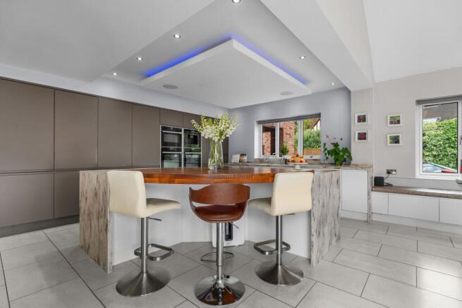 6 bed Detached for sale Image 6