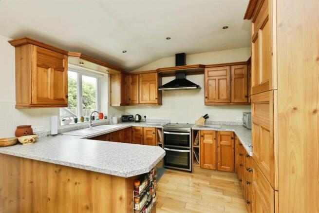4 bed Semi-Detached for sale Image 6