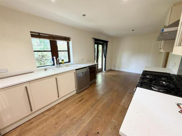4 bed Detached for sale Image 4